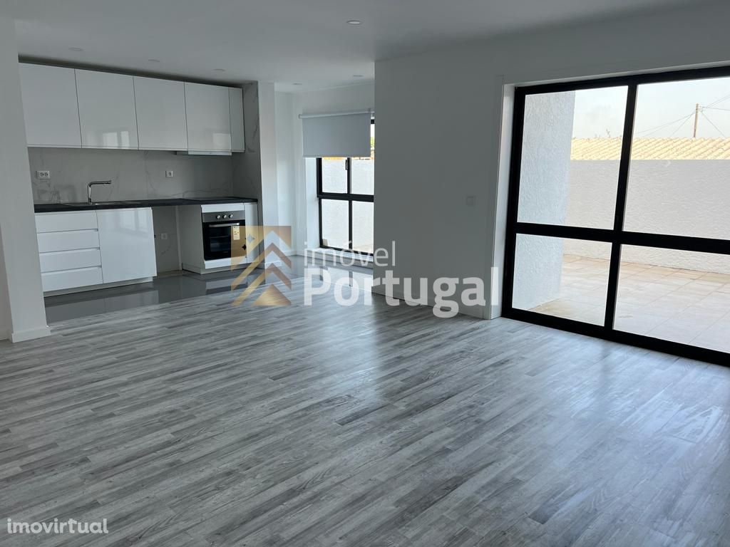 Apartamento T2 com Terraço, Remodelado e Equipado