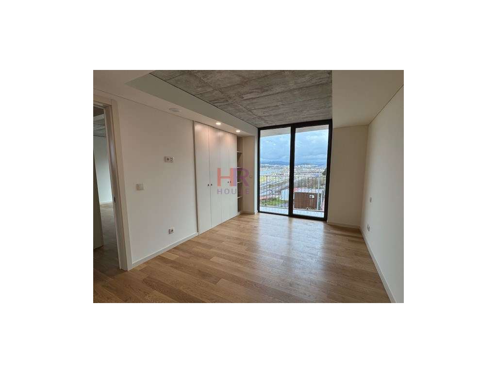 Vende-se T3 ultimo piso com aparcamento privativo coberto para 4 au... - Grande imagem: 5/54