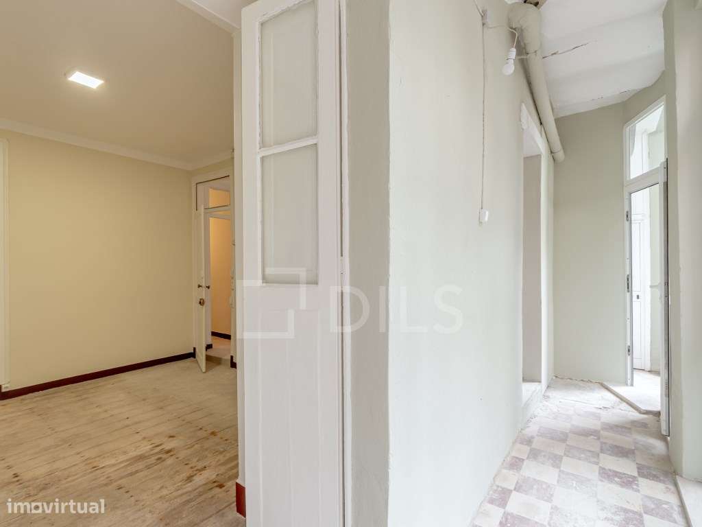 Apartamento T2 com terraço, para reabilitar nos Anjos, Lisboa-11