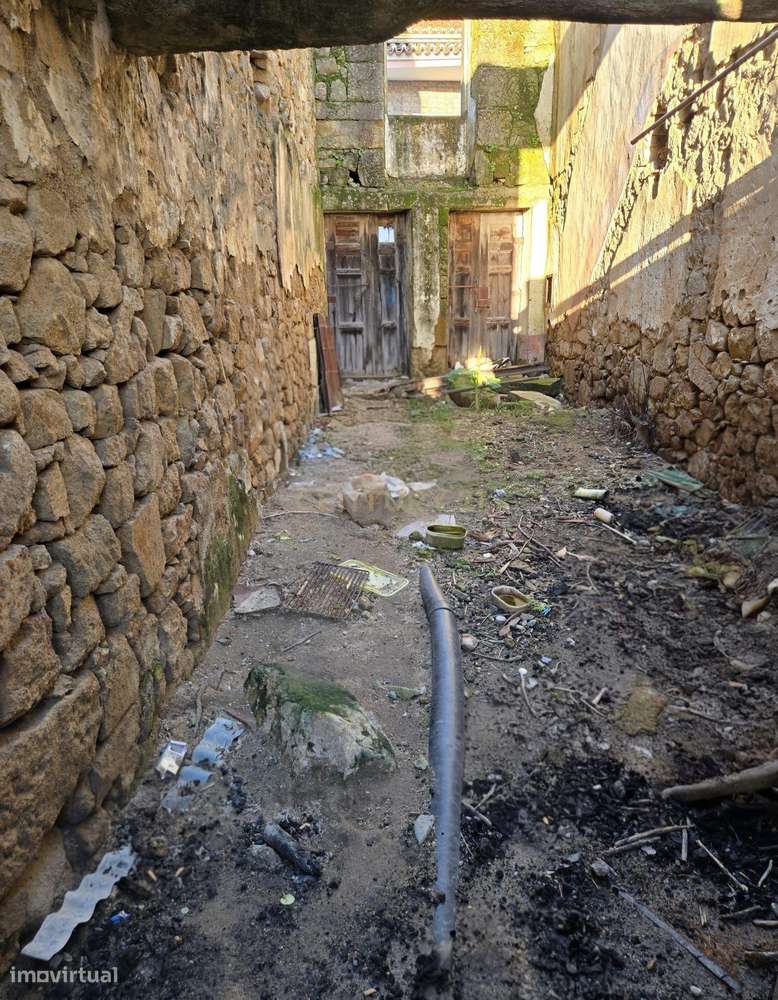 Ruína de 2 Pisos no centro de Alcains, Castelo Branco - Grande imagem: 3/4