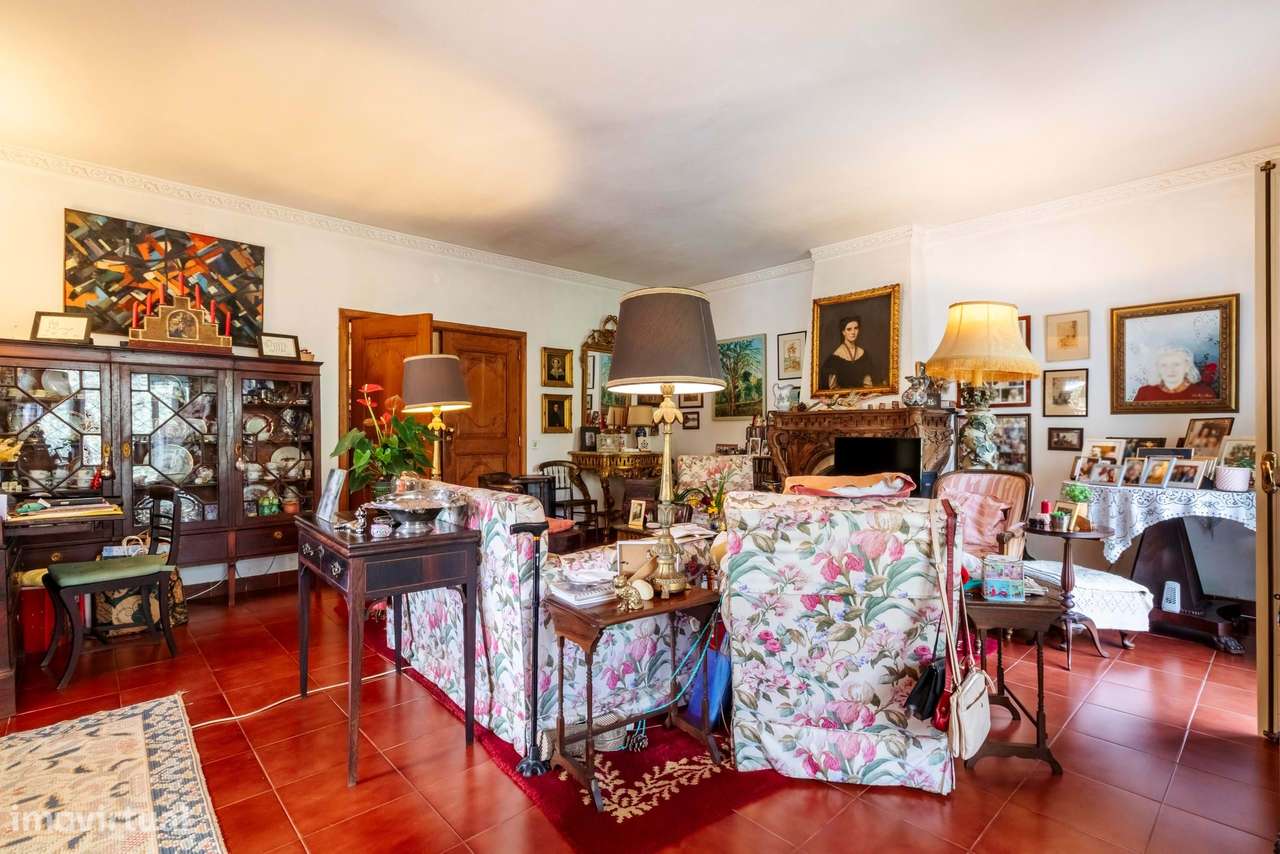 Moradia T6 c/ Terreno de 1600m2 c/ Piscina, Garagem e Anexos em Colare-43