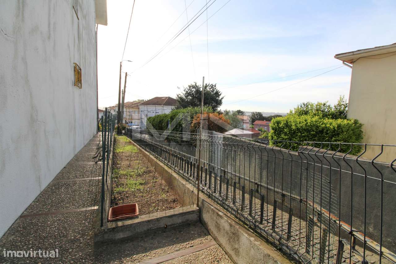 Moradia de 3 Frentes com Vista Panorâmica no Coração de Gondomar-41