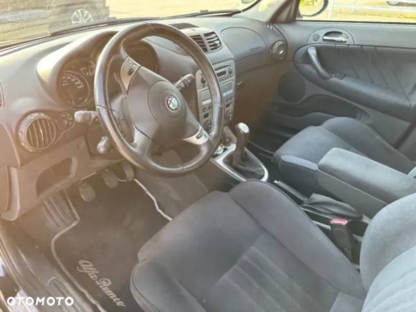 Alfa Romeo 147 1.6 T.S Distinctive - 11