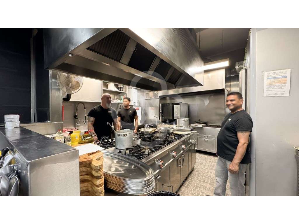 Restaurante a funcionar totalmente equipado na rua Gomes Freire Lisboa-13