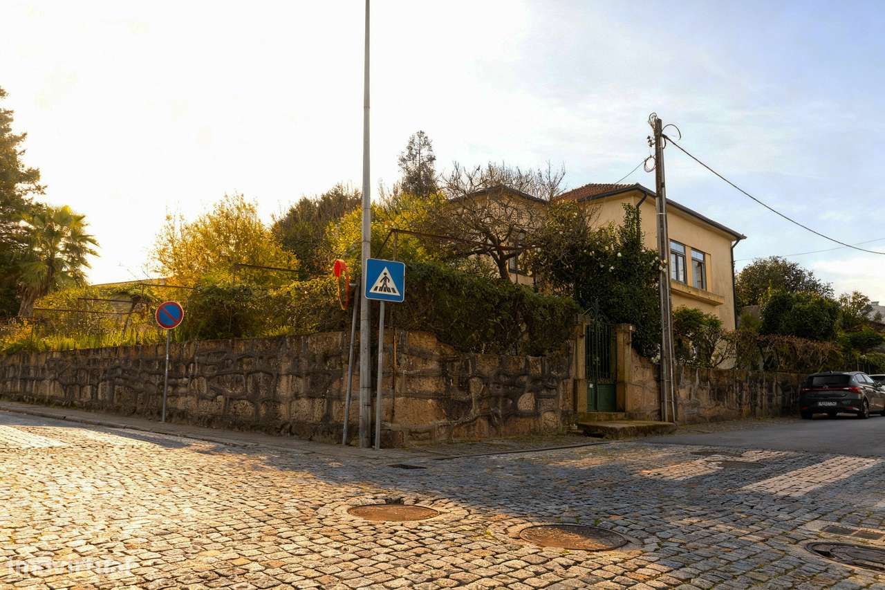 Moradia individual no centro de Ermesinde com terreno e garagem. - Grande imagem: 4/35