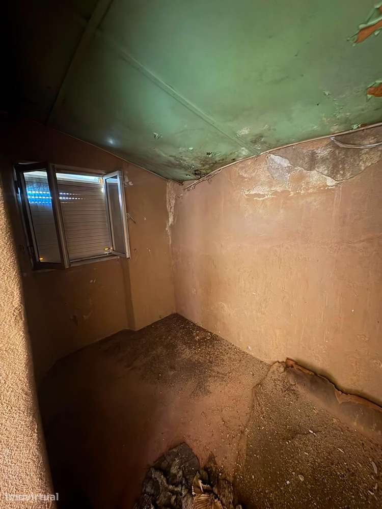 Moradia térrea para reconstrução com logradouro em Moita do Norte-17