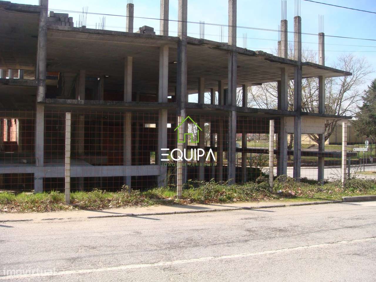 Prédio em Construção em Vila Nova de Paiva - Viseu - Em Frente a EB-13
