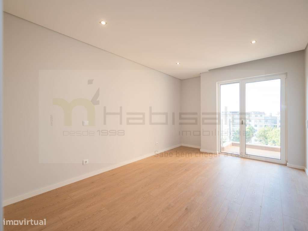 T3 Excelentes Acabamentos com Box Perto da Praia de Carcavelos-15