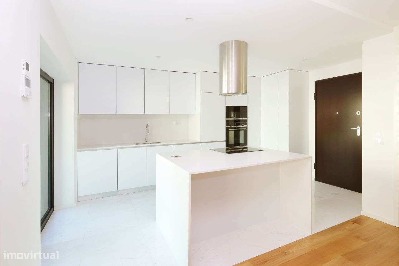 Apartamento T2 com 110m2 no edifício Varino 04-2