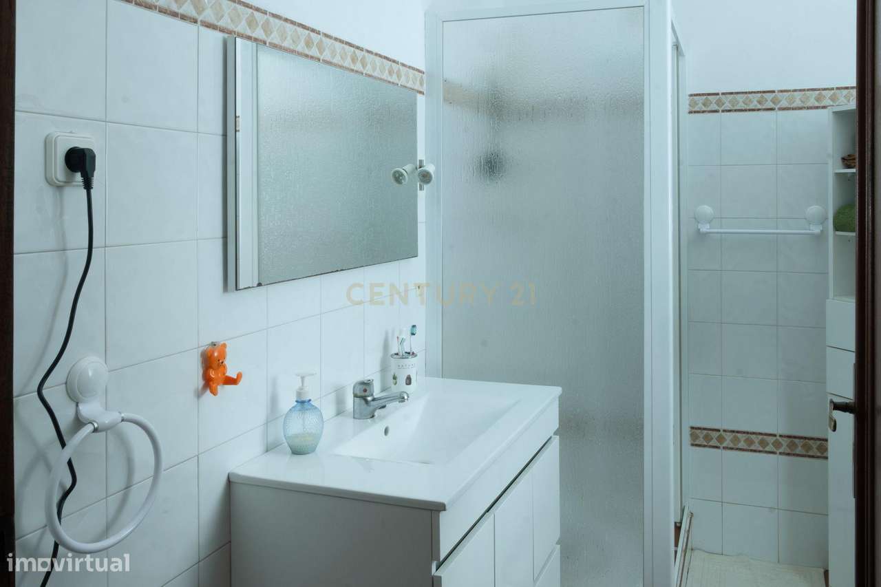 Moradia T3 com espaço exterior situada junto ao Cento de Saúde de Mour-23