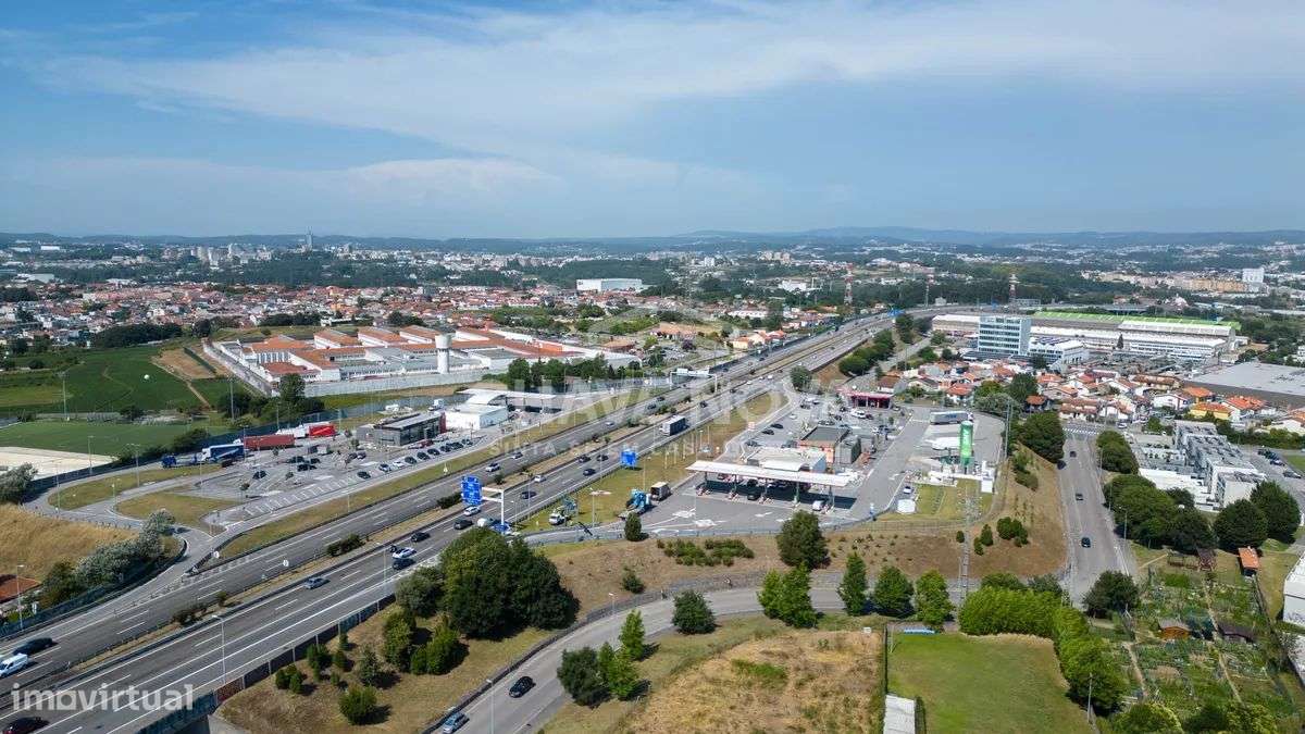 T2 com ótima luz natural, varandas, garagem, arrumos-30