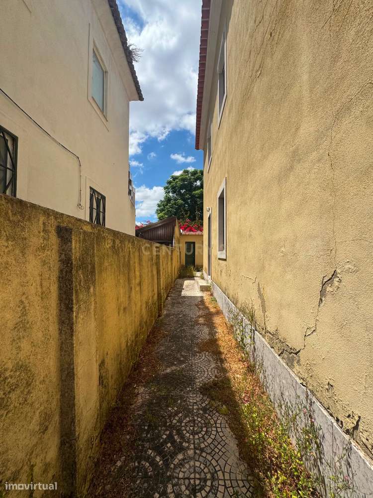 MORADIA PARA OBRAS TOTAIS EM CARNIDE-5
