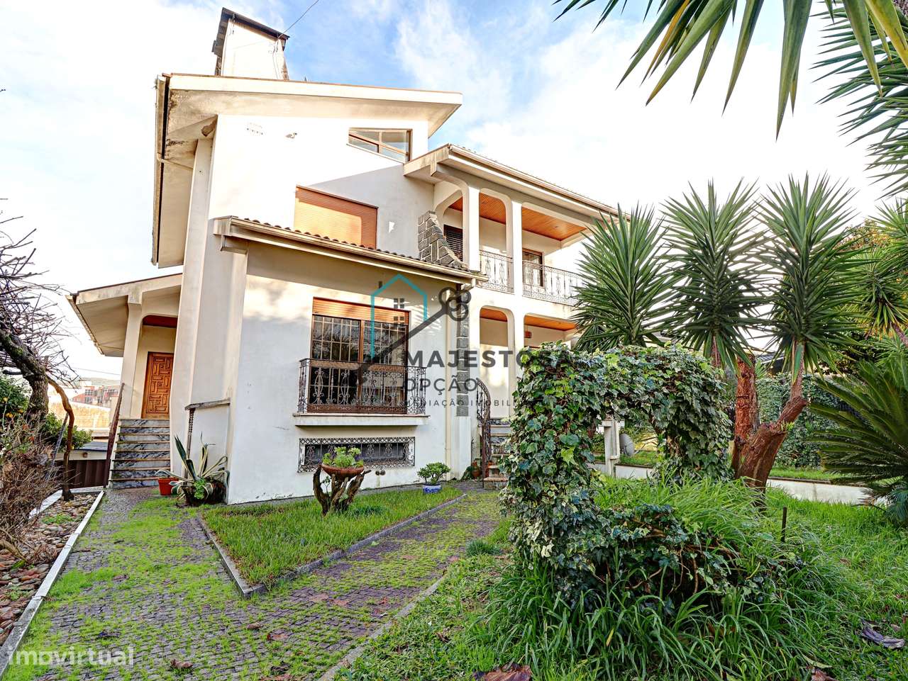 Moradia T5 com Piscina na Rua Padre Cruz, Maximinos-38