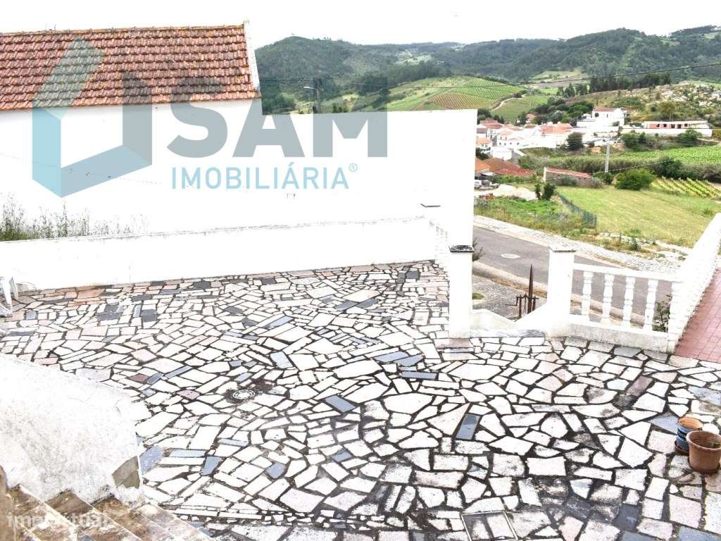 Moradia T4, localizada em Maxial-6