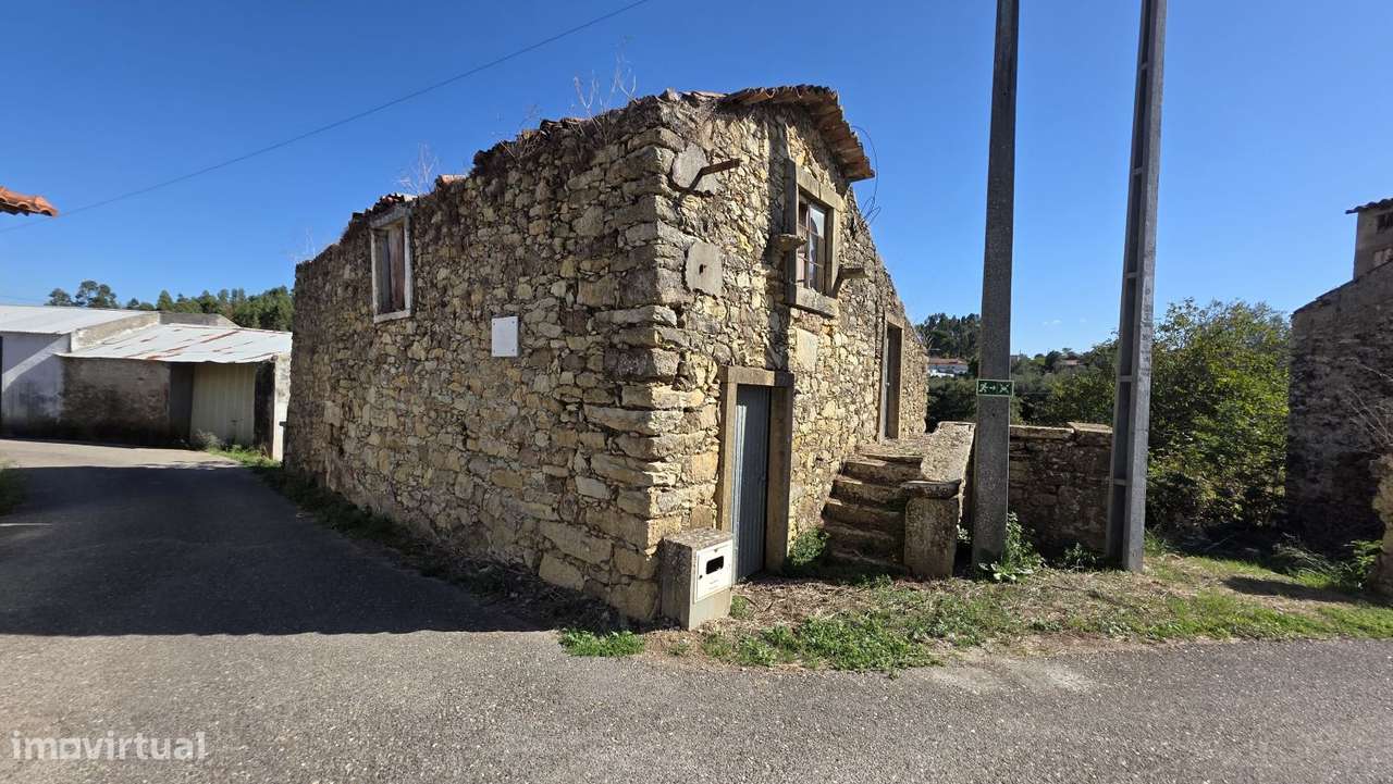 Casa em pedra e celeiro para restaurar - Grande imagem: 2/37