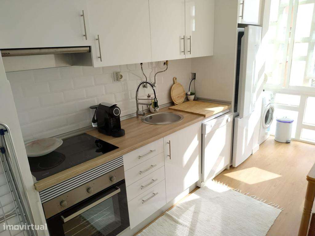 Apartamento t2 na Rua Avelar Brotero, em Stº António dos Cavaleiros - Grande imagem: 4/11