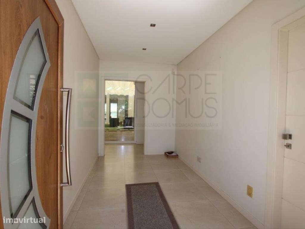 Moradia com piscina e jardim, na Urbanização Cerro Azul, em Quelfes... - Grande imagem: 5/55