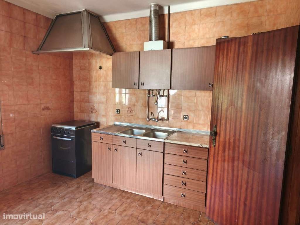 Moradia, em aldeia tranquila, em excelente estado de conservação, p...-13