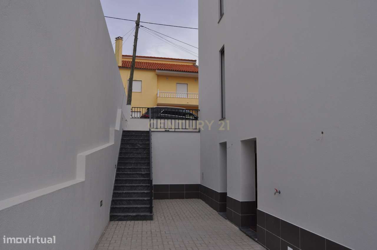 Moradia T4+1 Contemporânea com Piscina-39