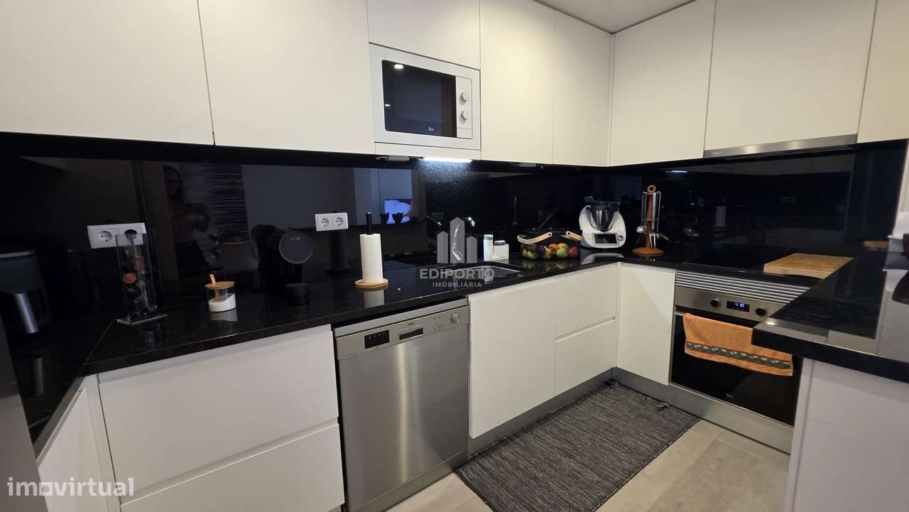 Moderno apartamento T4 c/ varanda arrumos e l. garagem junto ao metro - Grande imagem: 5/22