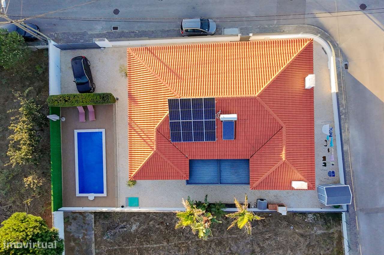 Excelente Moradia térrea Semi nova com piscina na Moita-36