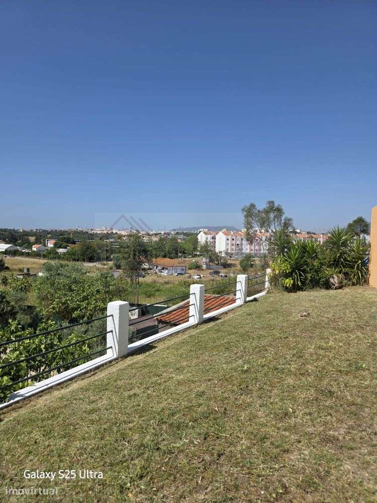Moradia T4 com piscina e 900 m² de terreno na Quinta da Serralheira,-5