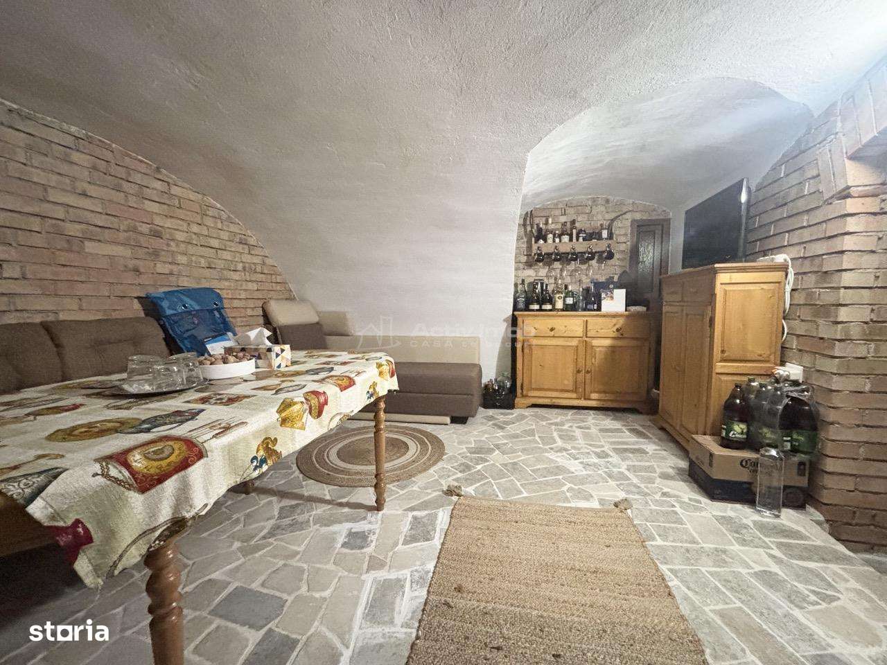 Refugiu urban cu personalitate – Casa cu mansarda si crama amenajata --16