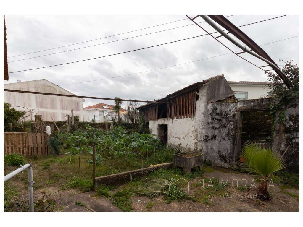 Propriedade para restauro em pleno centro de Santa Maria da Feira-26