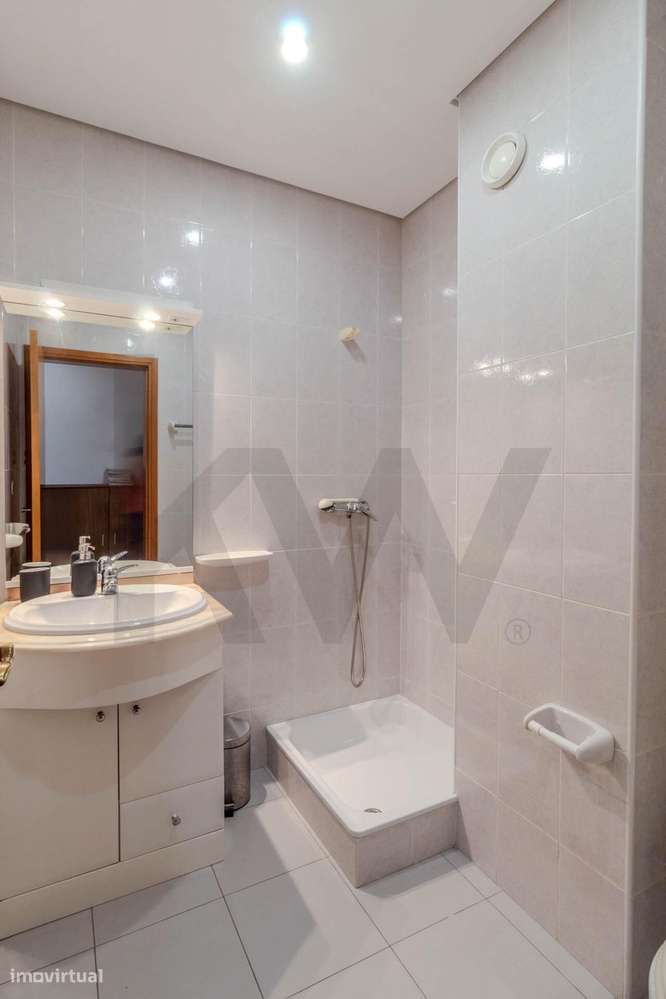 Apartamento T2 ao  centro de Rio Tinto, junto ao Metro, com garagem, e-13