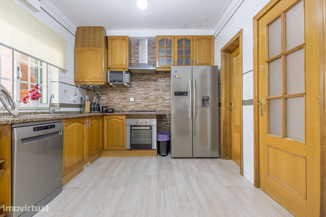 Moradia geminada T3 na Quinta do Conde com piscina, garagem e jardim-10