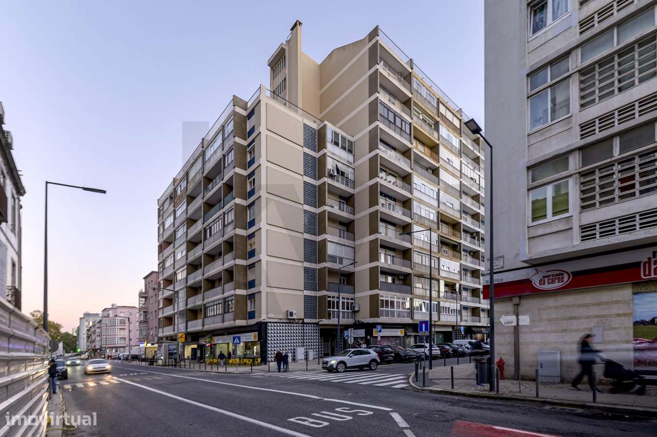 Oportunidade Única em S. Domingos de Benfica: T4 com Potencial e Local-1