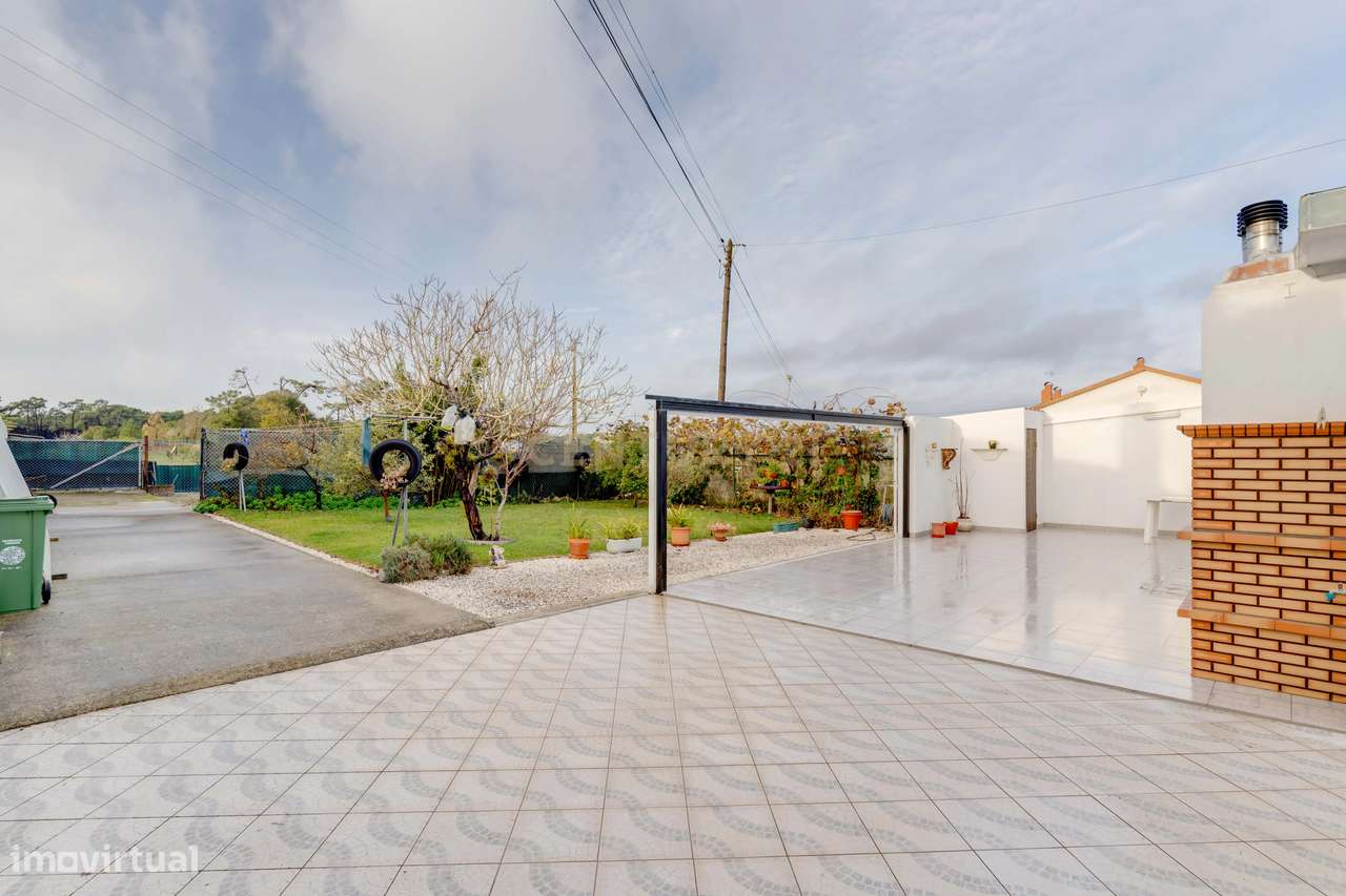 Moradia com um belissimo espaço exterior e praia privada!-6