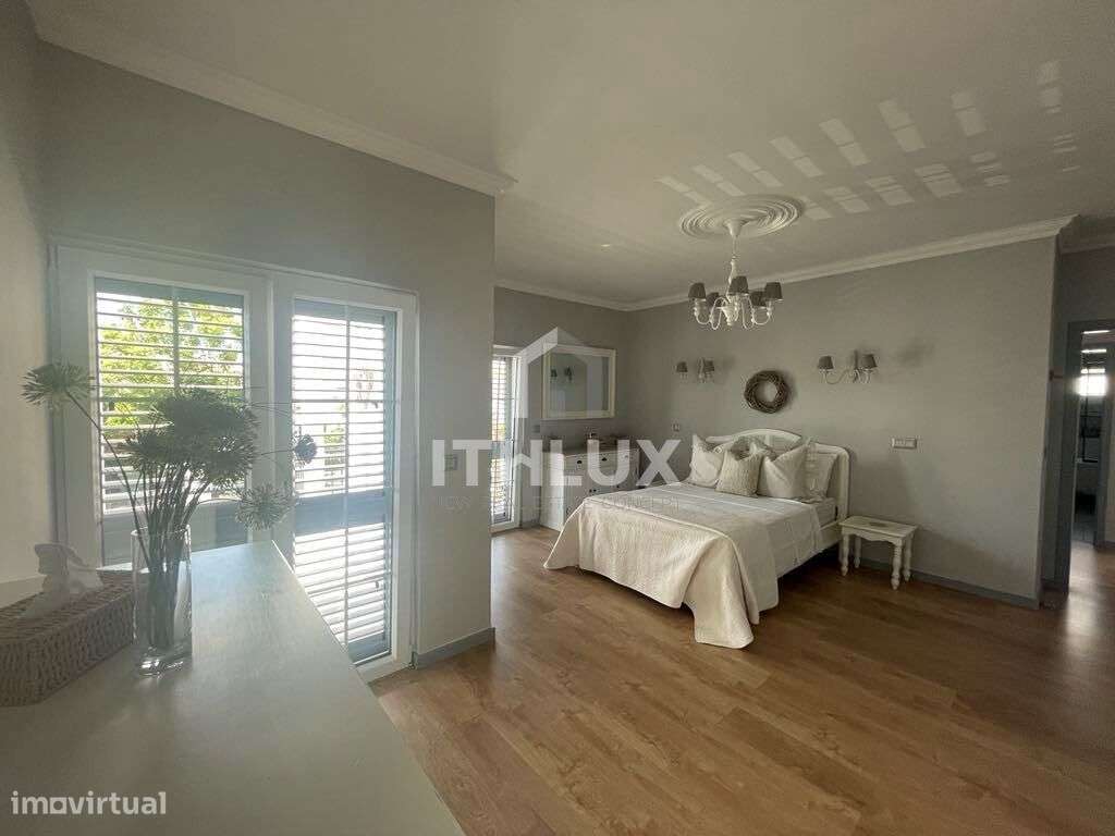 Villa de luxo impecavelmente apresentada com piscina e jardins em Tavi-28