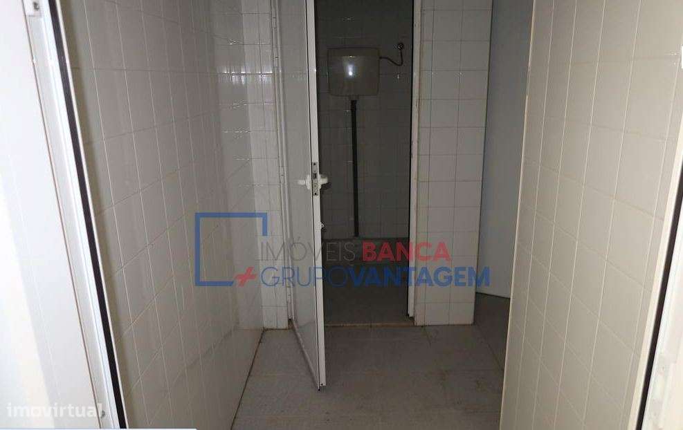 Armazém de 348m², destinado a atividade industrial, com 2 pisos e l... - Grande imagem: 5/10