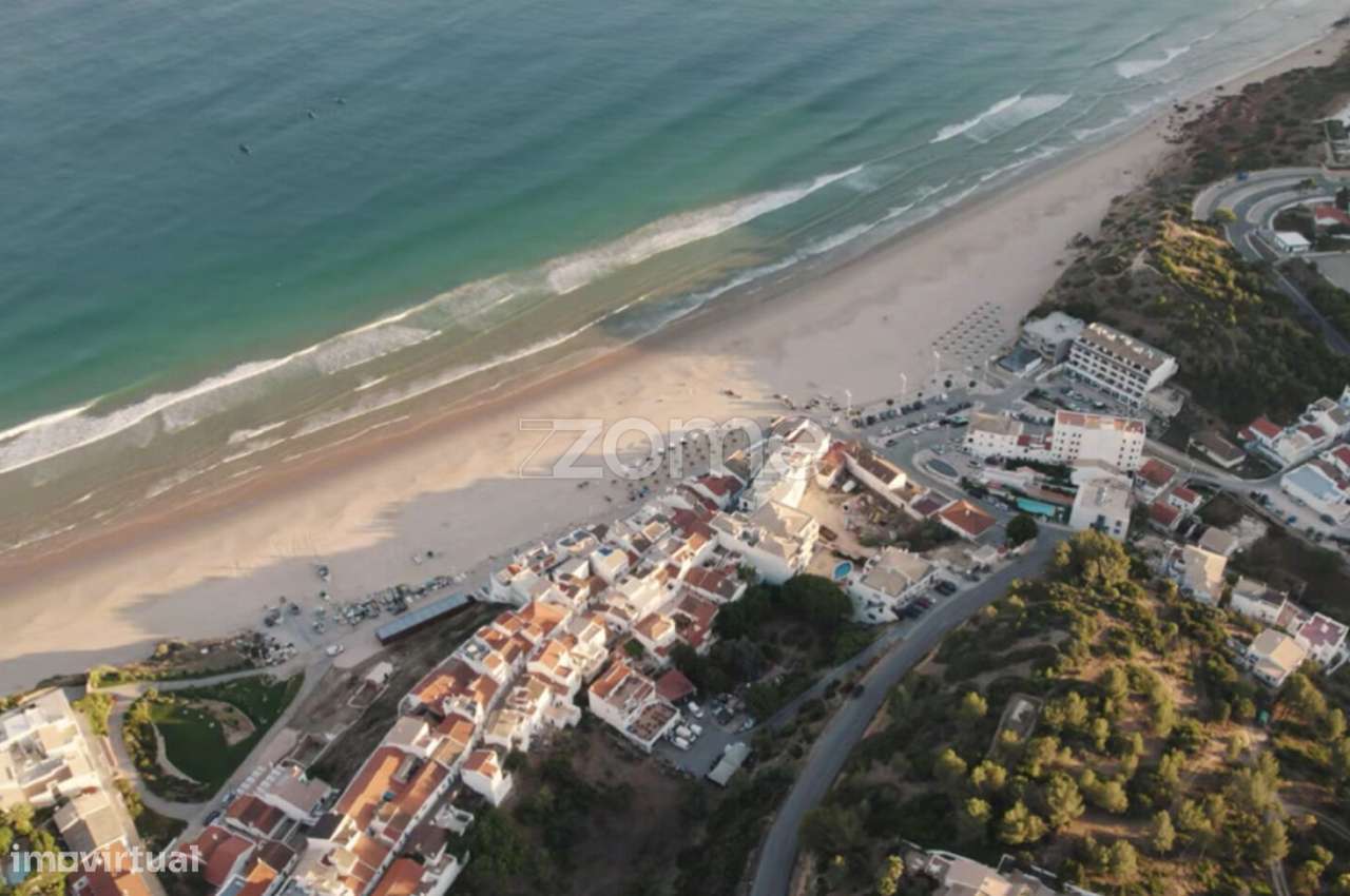 Terreno Urbano com Vista Mar em Salema, a 120 m da Praia - Grande imagem: 2/18