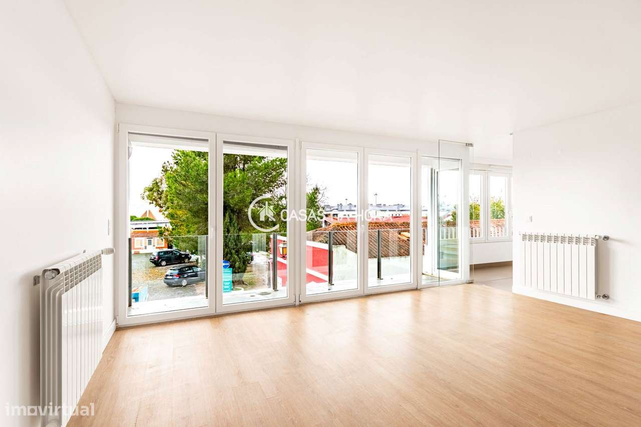 T4 moderno e renovado junto à Avenida Torre de Belém - Grande imagem: 2/29