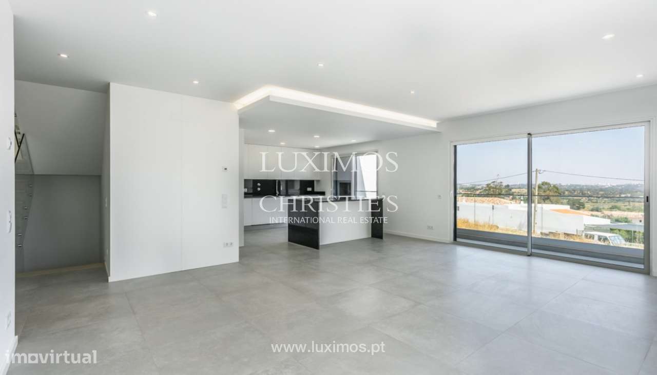 Moradia contemporânea, para venda em Mexilhoeira Grande, Portimão, A - Grande imagem: 2/26