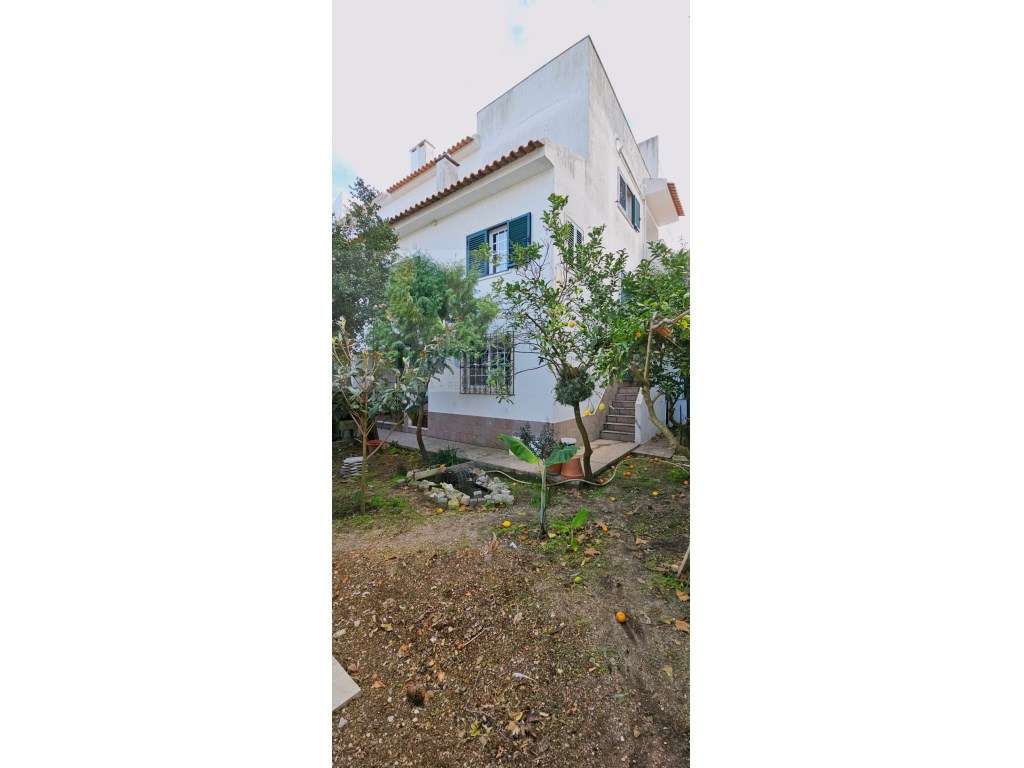 Moradia T5 com jardim privado e garagem !!-6