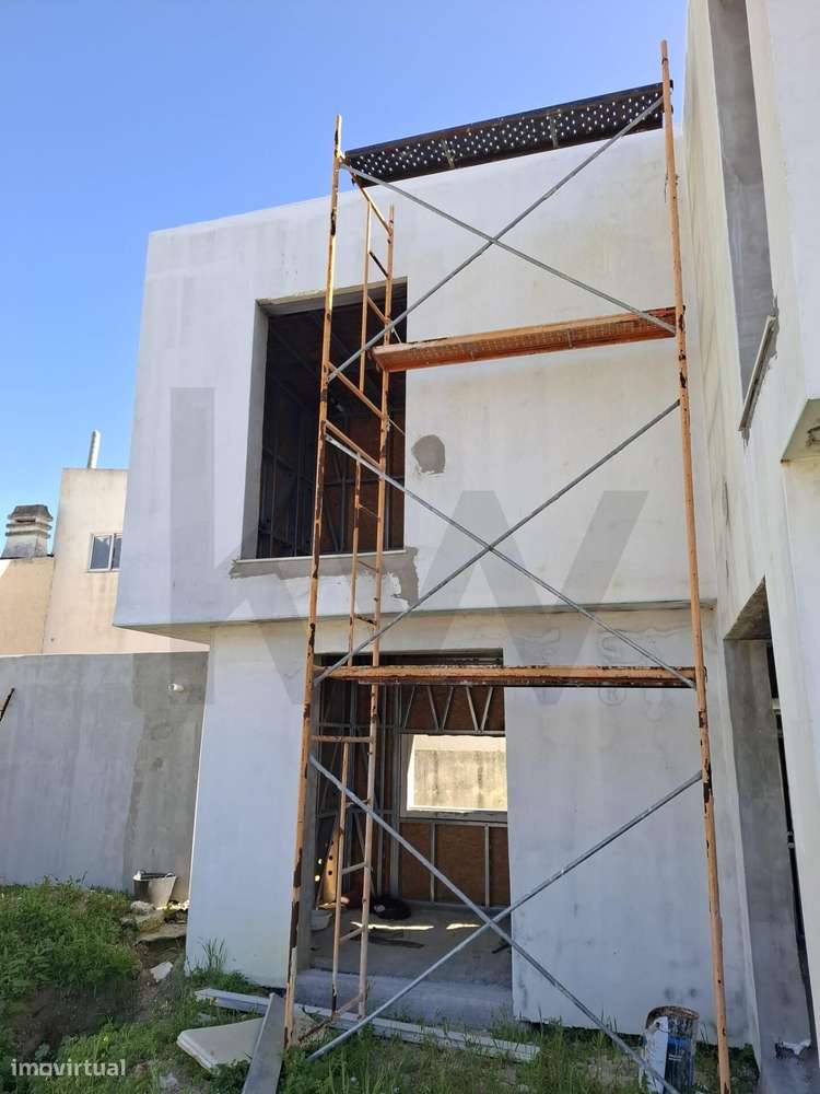 Lote de terreno com projecto de construção em curso | Moradia T3 isola-27