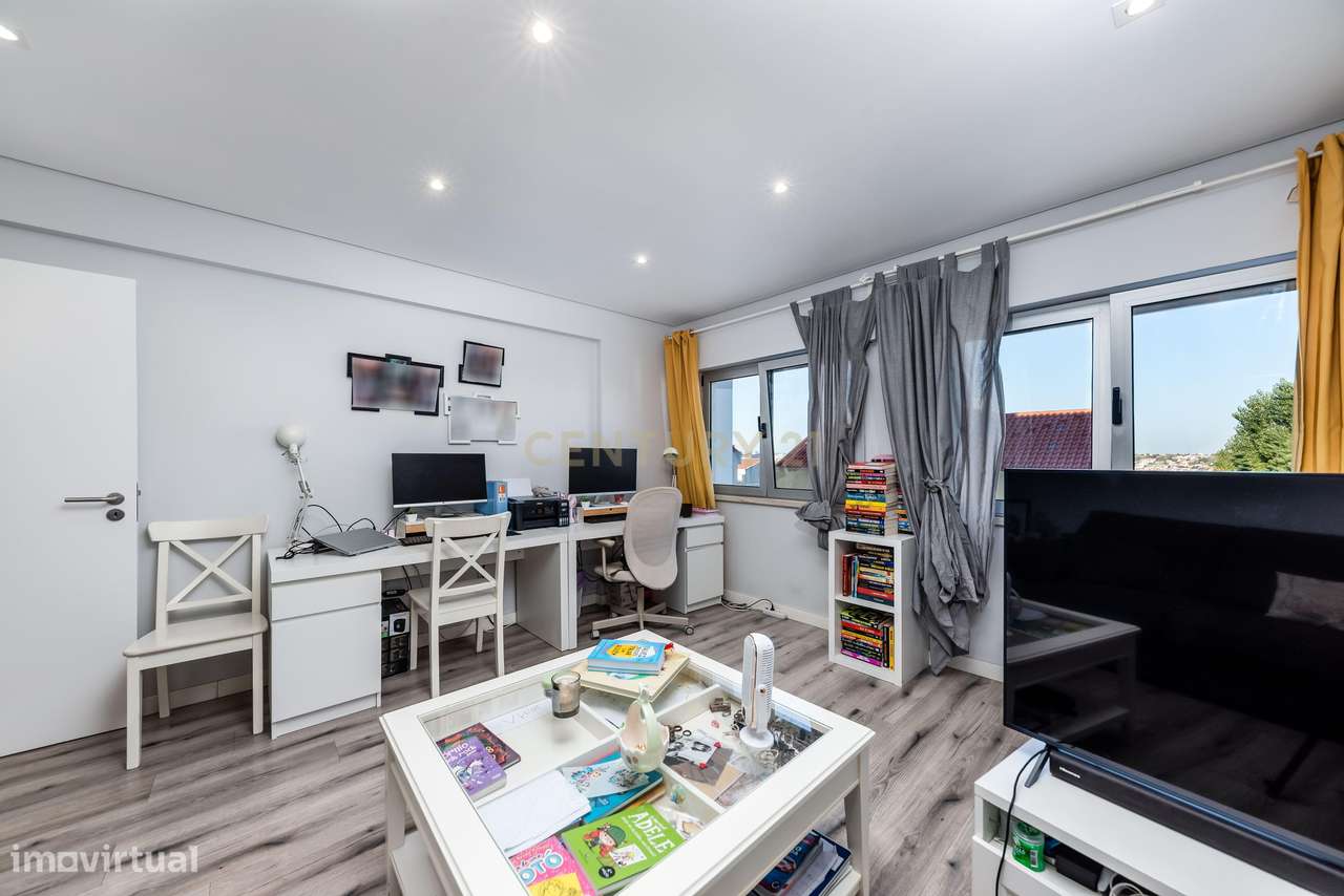 Apartamento T2 com Varanda em Encosta do Sol, Amadora-6
