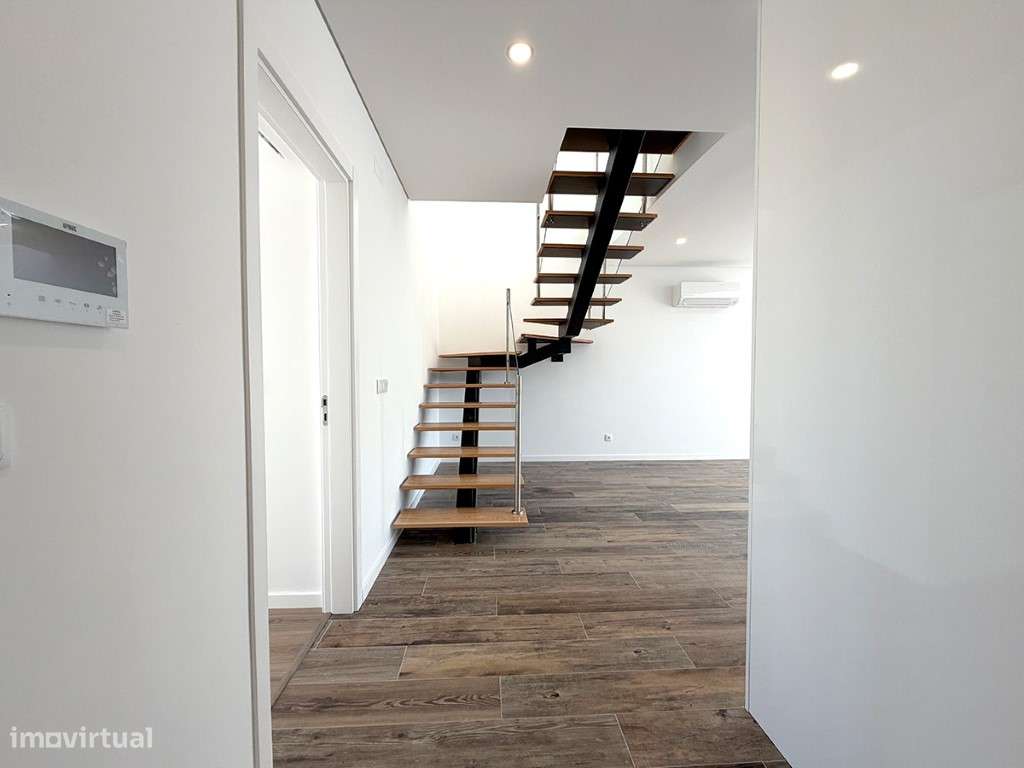 Moradia Moderna T3 à Venda com Piscina, a 10 Minutos da Praia-1