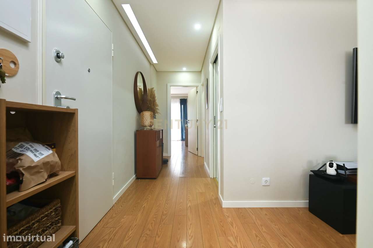 Elegante T2 com 2 Amplos Terraços e parqueamento  para Carro Elétrico-6