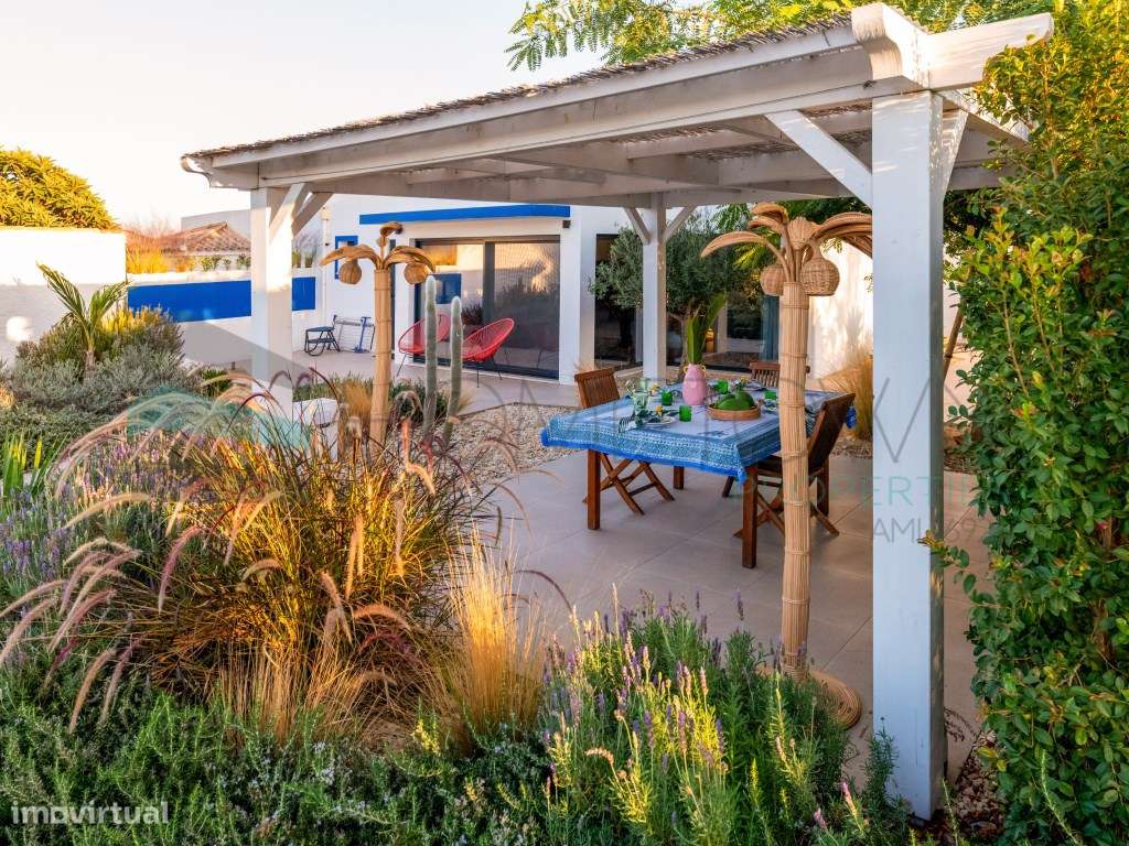 Quinta renovada com muito bom gosto à alguns passos da praia - Grande imagem: 4/47