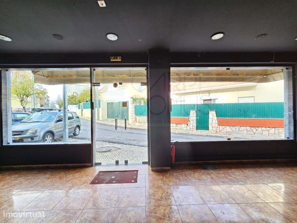Prédio com Comércio e 2 apartamentos, em Mem Martins, Sintra-5