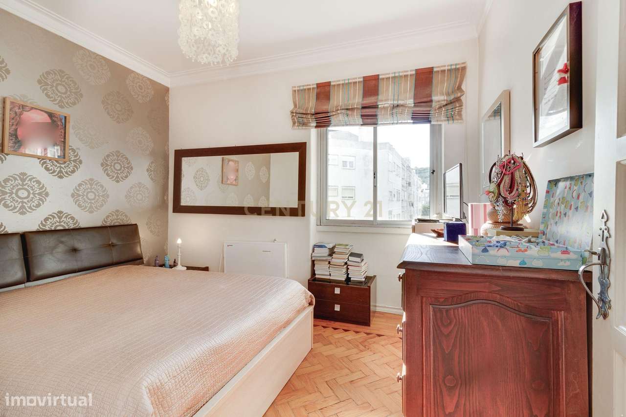 NA  RUA DO CALIFA, T2+1.  APARTAMENTO CHEIO DE LUZ. MUITO HABITÁVEL. - Grande imagem: 3/30