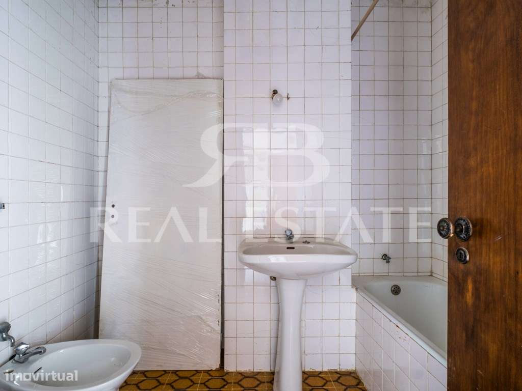 T2, para remodelação total | junto à Praça de Espanha | centro de L...-26