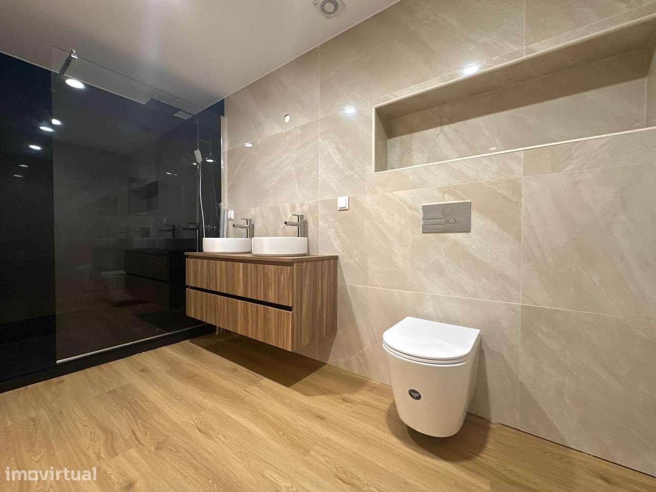 Apartamento T2 totalmente renovado, vista mar-24