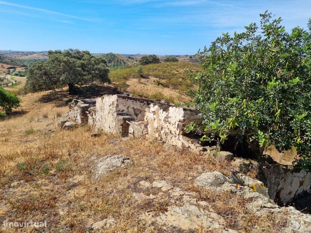 Terreno Misto com Ruína e Vista Panorâmica - Grande imagem: 5/9
