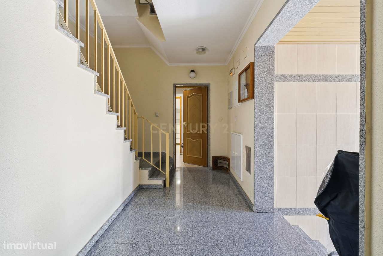 Apartamento T2 com Parqueamento no Centro da Moita — A 30 Minutos de L-15