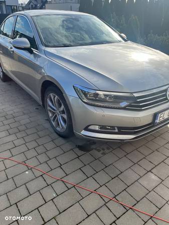 Volkswagen Passat - 1